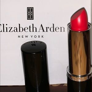 HOST PICK!! 💃🏻Brand new Elizabeth Arden Lipstick